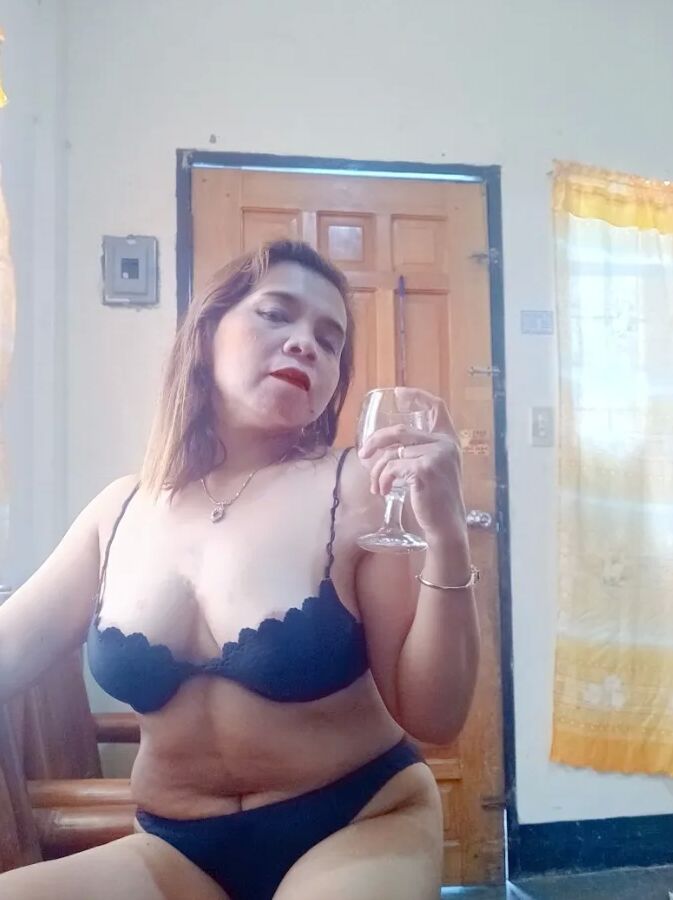 Hot Lady Luna needs new gifts!