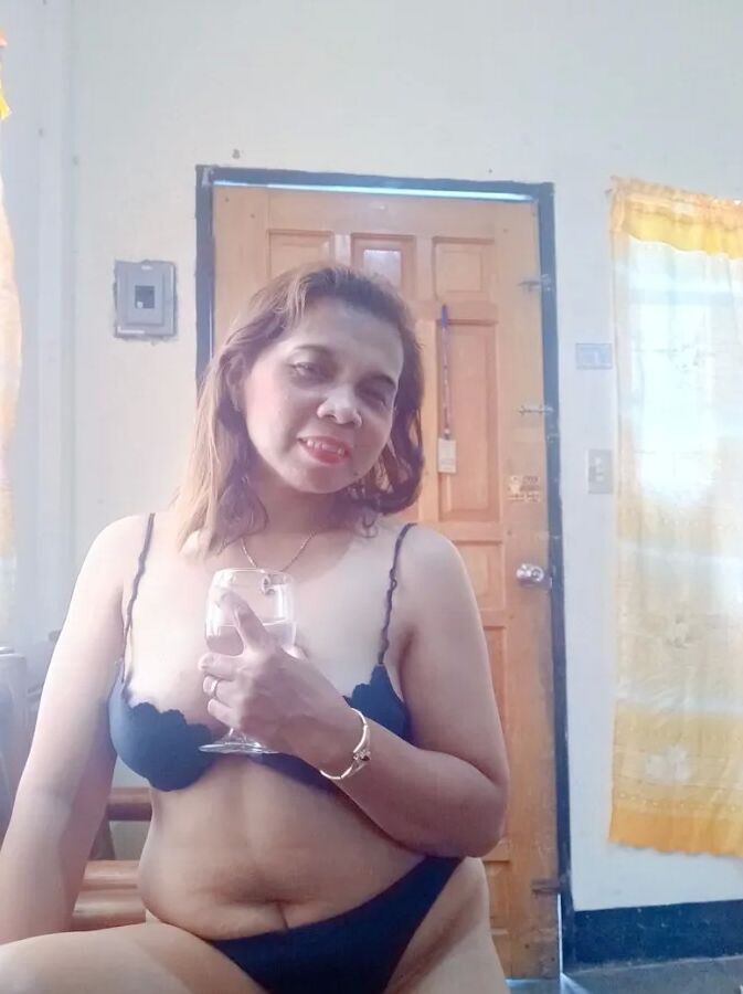 Hot Lady Luna needs new gifts!