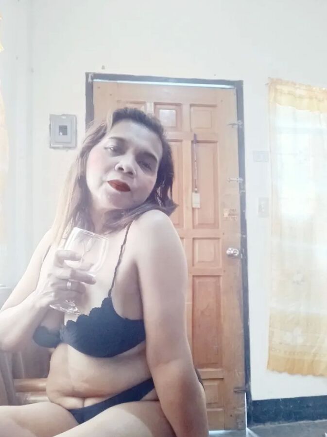 Hot Lady Luna needs new gifts!