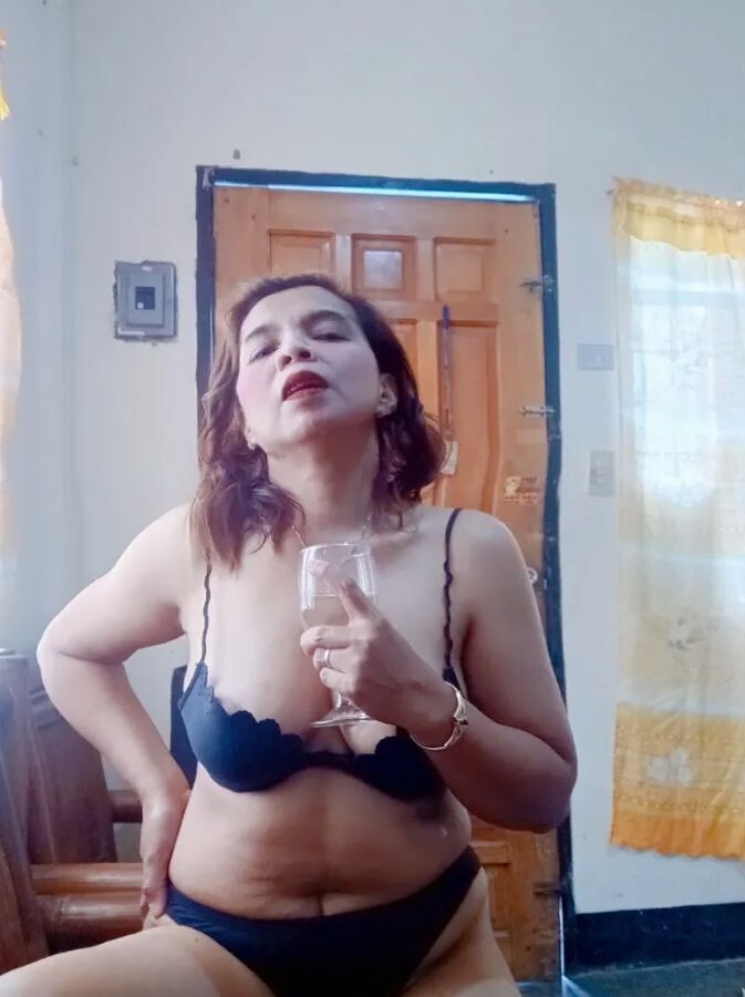 Hot Lady Luna needs new gifts!