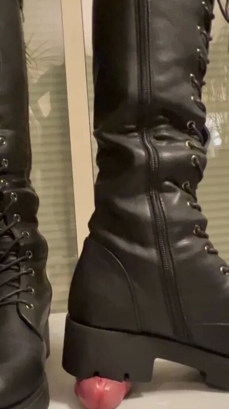 Femdom : trampling, crushing, pissing...