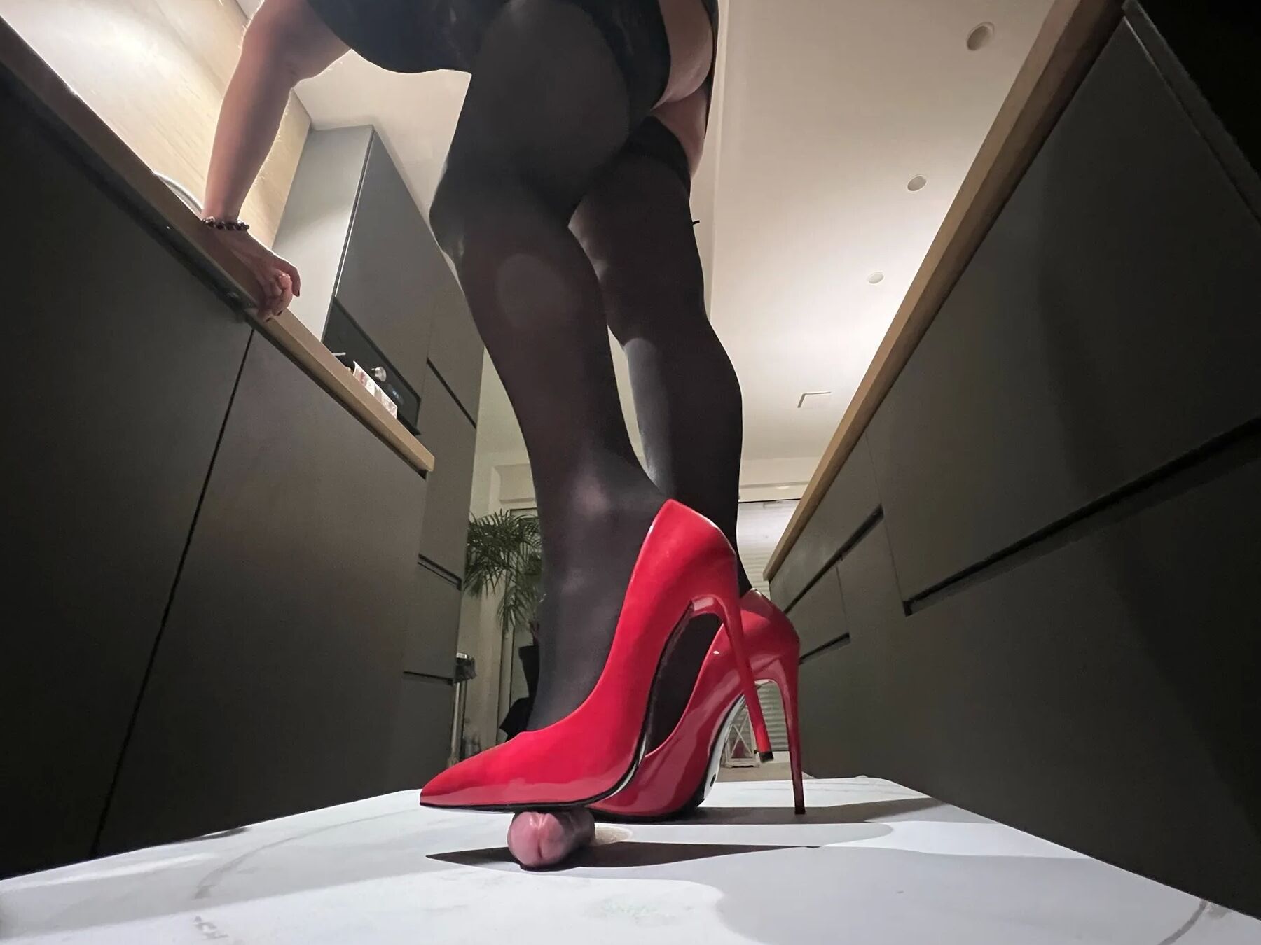 Femdom : trampling, crushing, pissing...