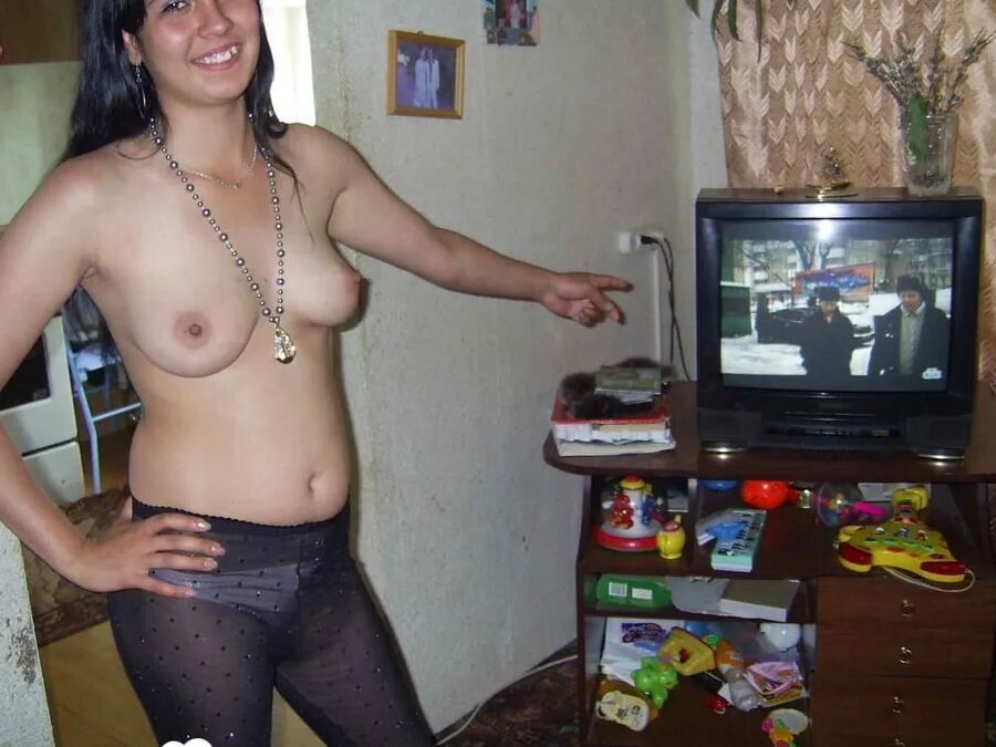 Babe in pantyhose plays around with the camera