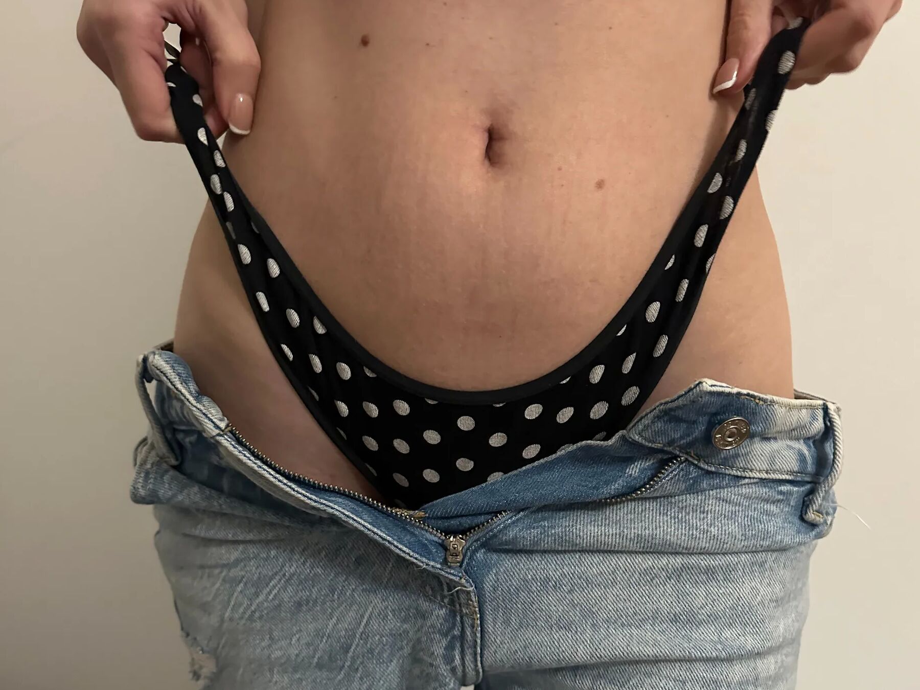 Skinny babe shows off her magnificent looks