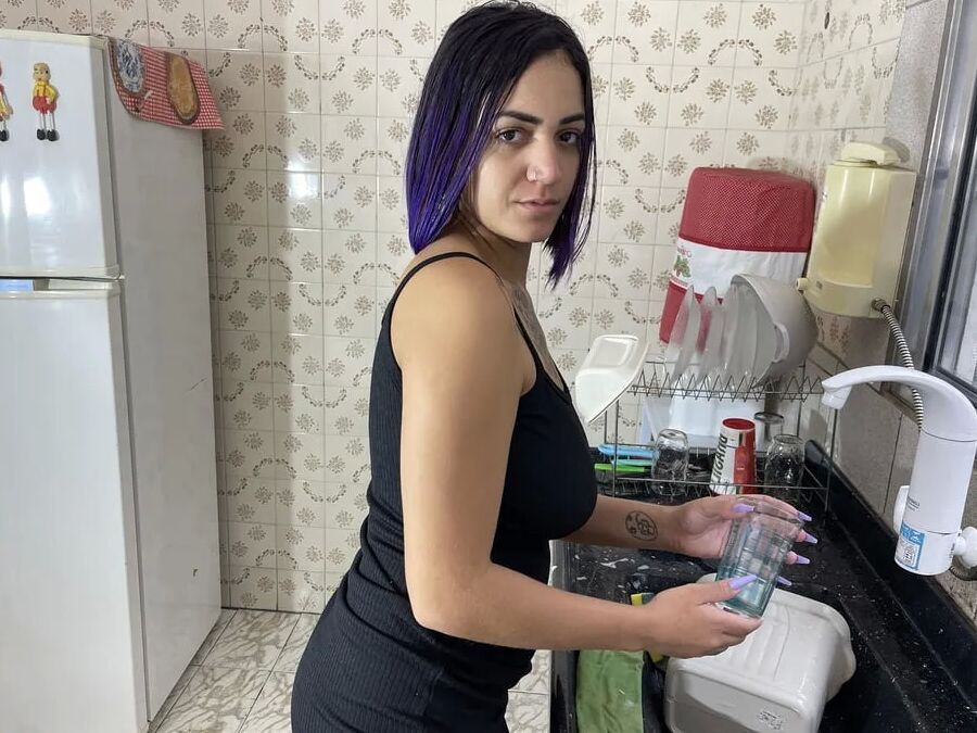 Husband making his wife cum in the kitchen