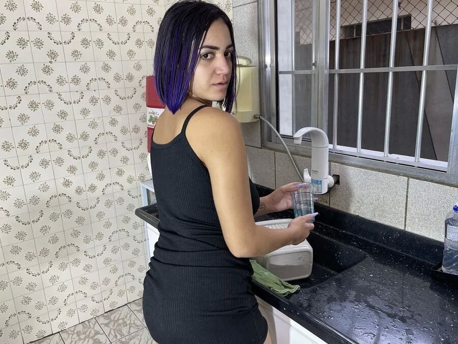 Husband making his wife cum in the kitchen