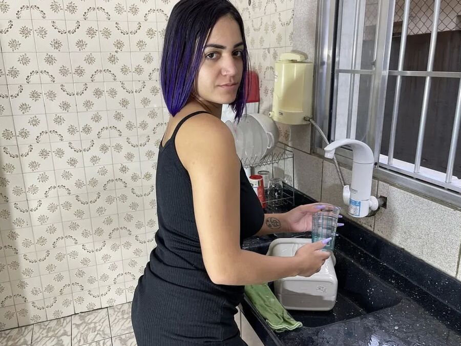 Husband making his wife cum in the kitchen