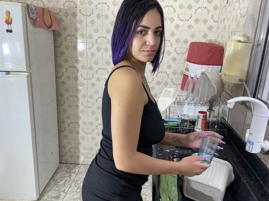 Husband making his wife cum in the kitchen
