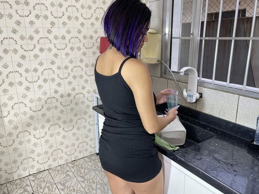 Husband making his wife cum in the kitchen