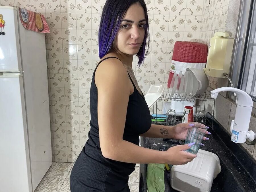 Husband making his wife cum in the kitchen