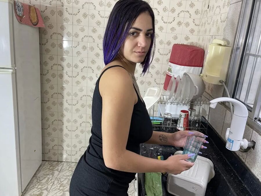 Husband making his wife cum in the kitchen