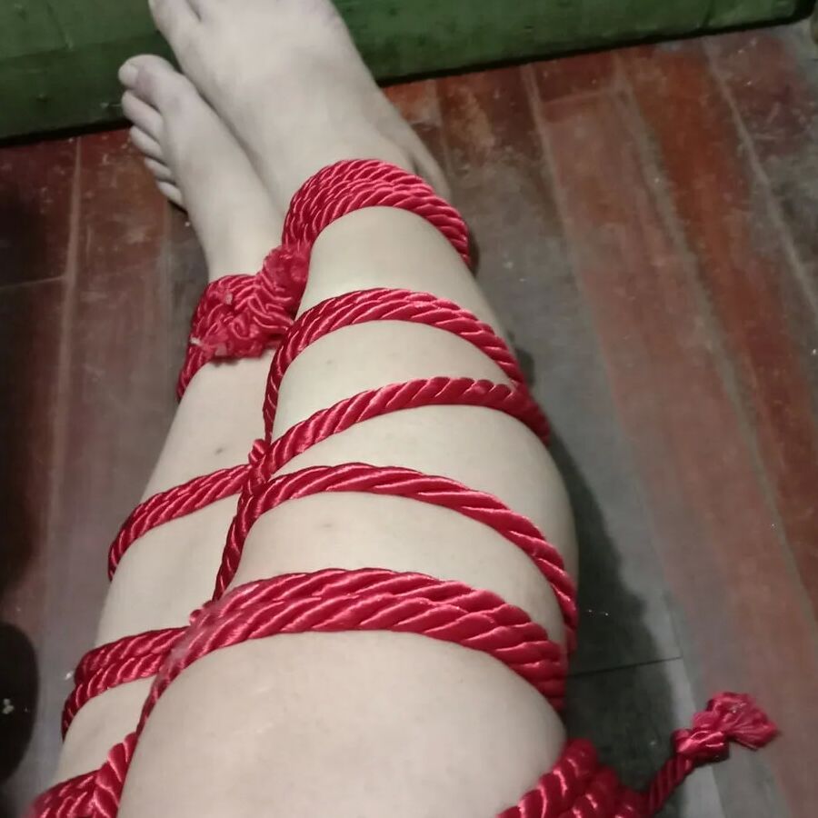 His white legs were tied with a red rope.