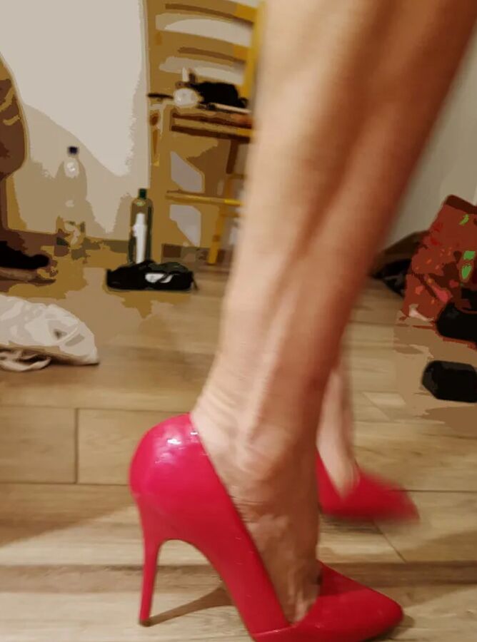 Streching feet and cunt towards me