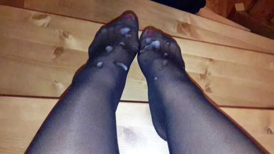 Feet in nylon/pantyhose