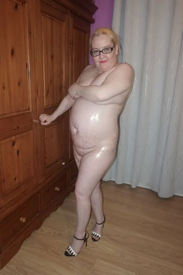 Wife posing naked in high heels and Baby-oil