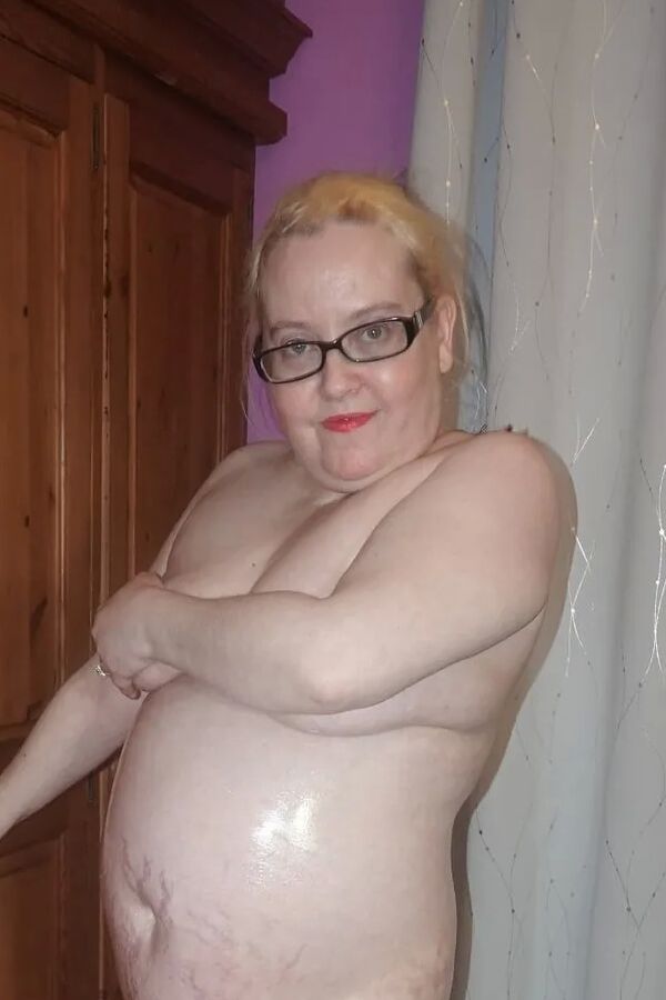 Wife posing naked in high heels and Baby-oil