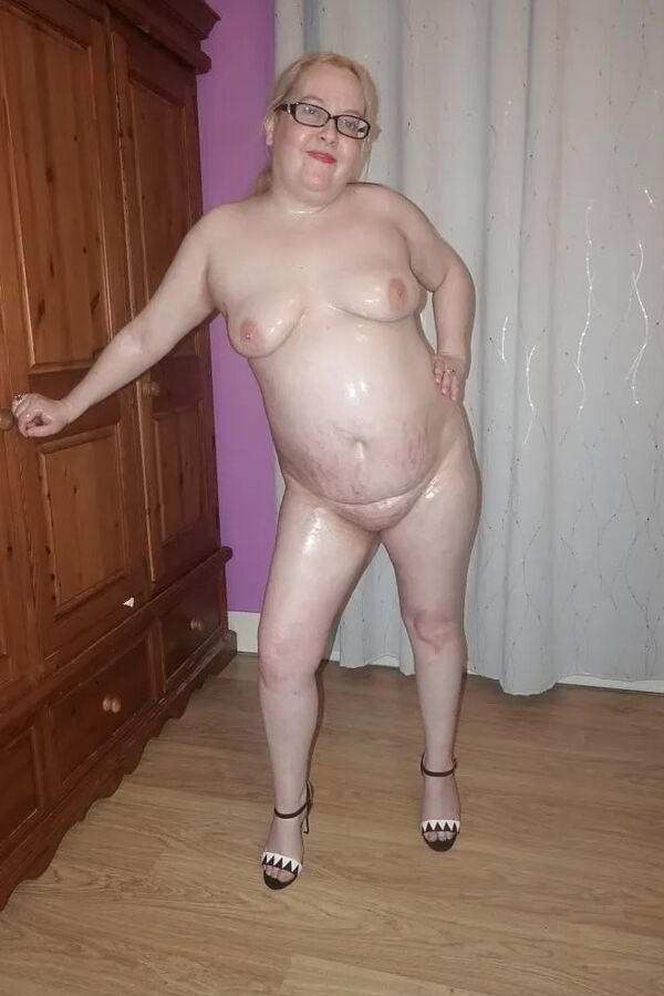 Wife posing naked in high heels and Baby-oil
