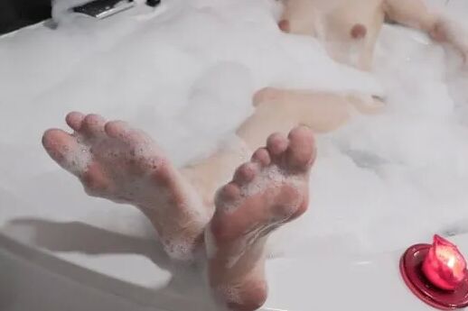 HOT GIRL IN HOT TUB