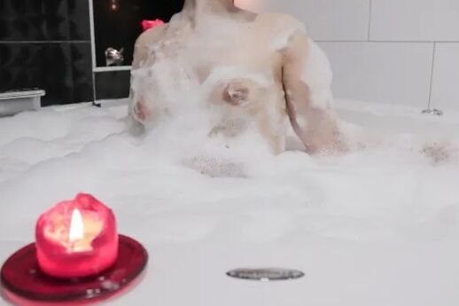 HOT GIRL IN HOT TUB