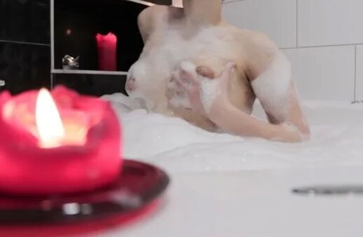 HOT GIRL IN HOT TUB