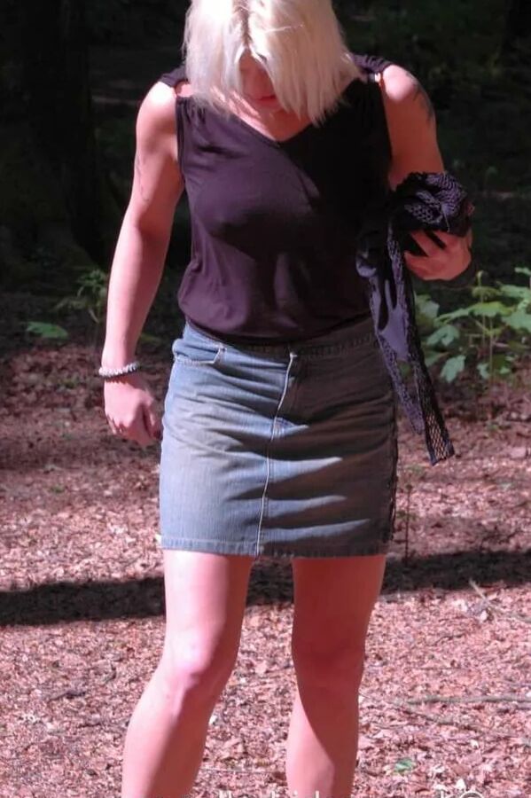 Outdoor photo shooting with blonde MILF Michelle