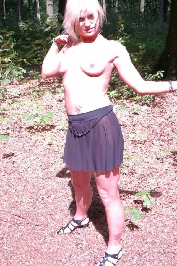 Outdoor photo shooting with blonde MILF Michelle