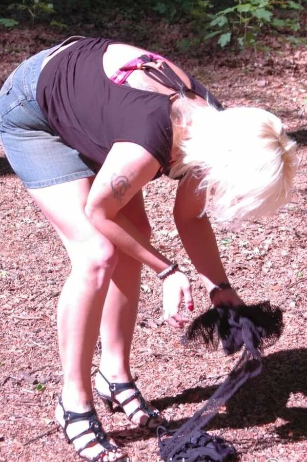 Outdoor photo shooting with blonde MILF Michelle