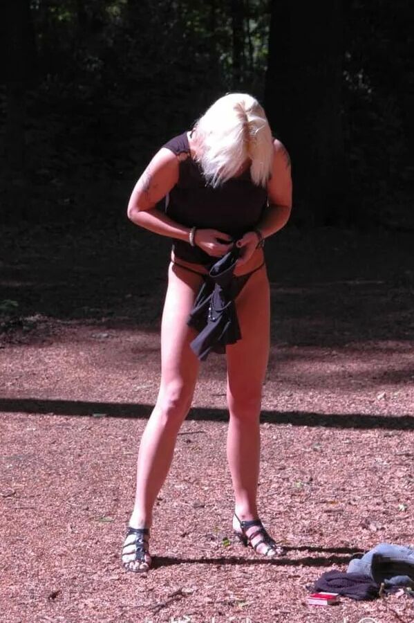 Outdoor photo shooting with blonde MILF Michelle