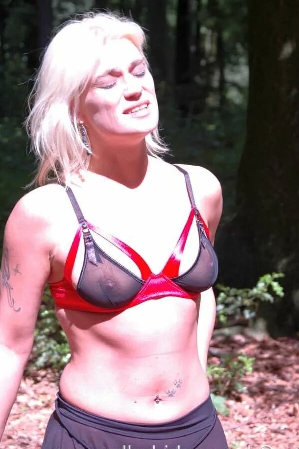 Outdoor photo shooting with blonde MILF Michelle