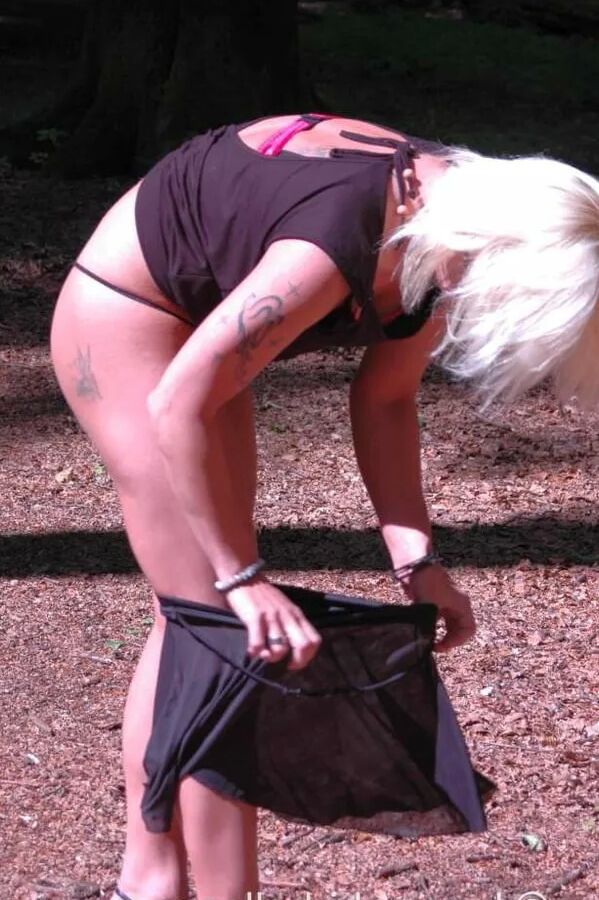 Outdoor photo shooting with blonde MILF Michelle