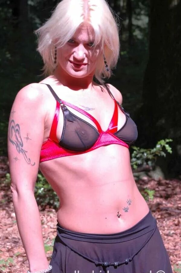 Outdoor photo shooting with blonde MILF Michelle