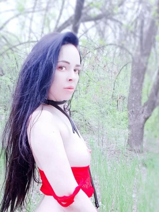 Big booty babe flaunting her goods in nature