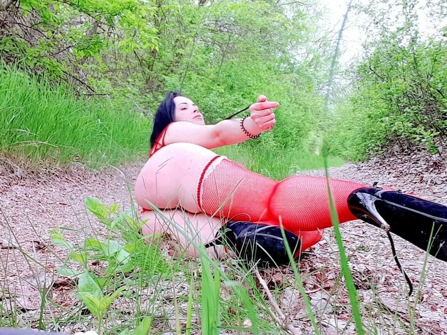 Big booty babe flaunting her goods in nature