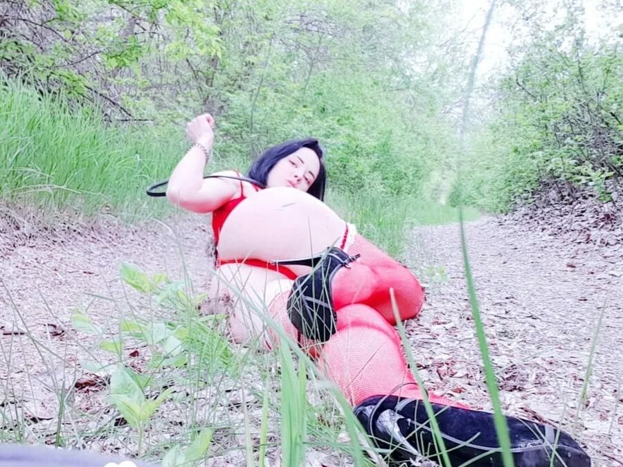 Big booty babe flaunting her goods in nature