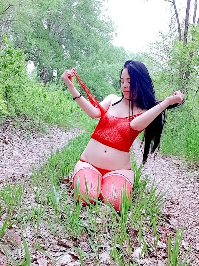 Big booty babe flaunting her goods in nature