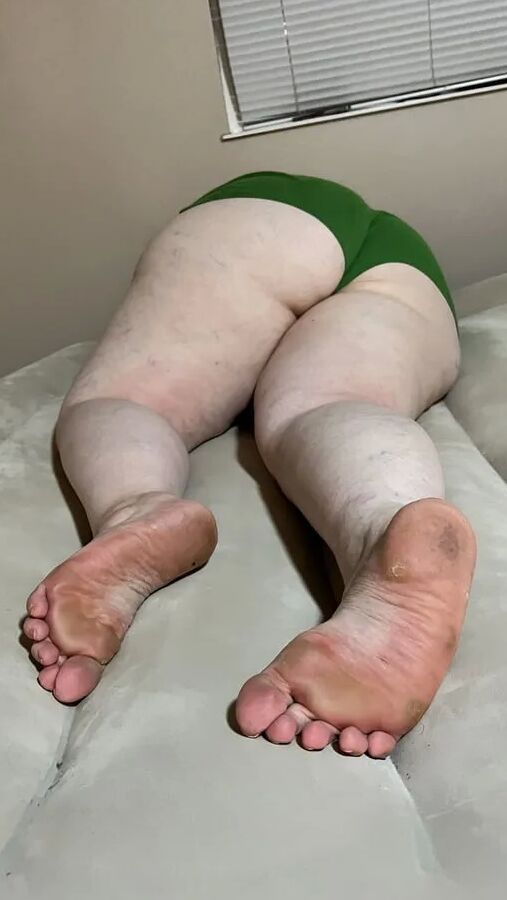 BBW ass and feet/dirty soles (none nude)
