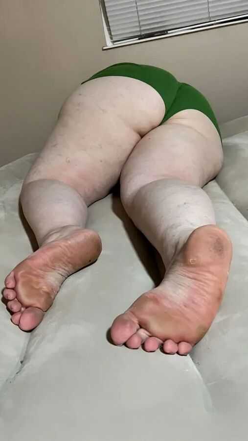 BBW ass and feet/dirty soles (none nude)