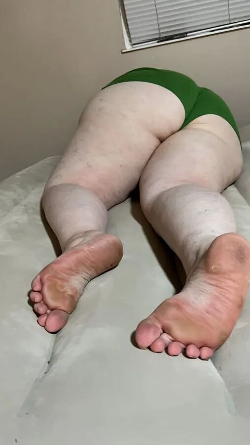 BBW ass and feet/dirty soles (none nude)