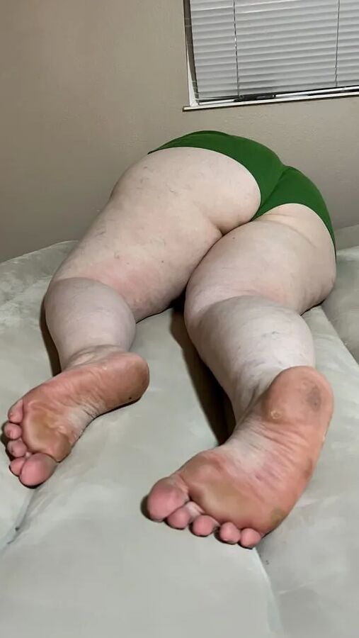 BBW ass and feet/dirty soles (none nude)