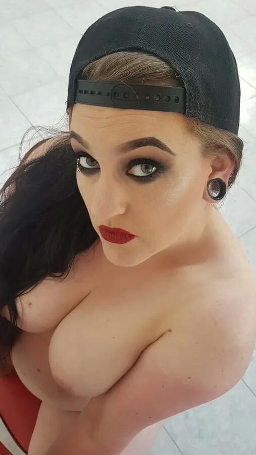 Chubby MILF Amy Leaf- Cool and sexy