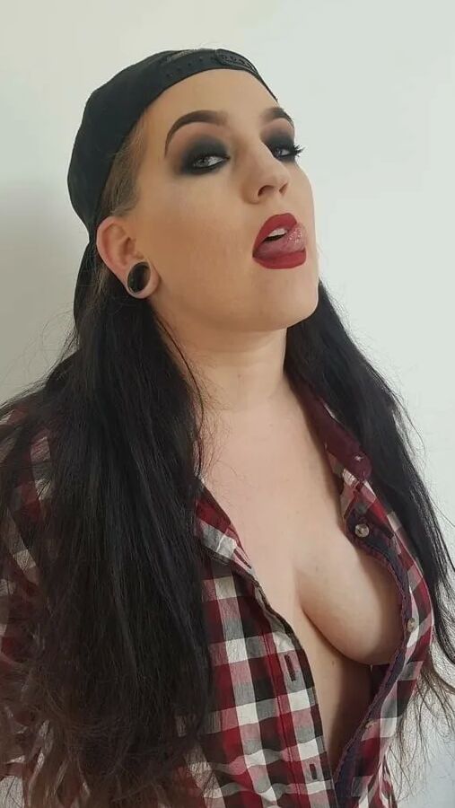 Chubby MILF Amy Leaf- Cool and sexy