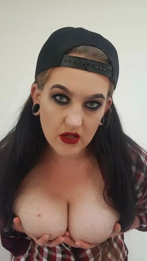 Chubby MILF Amy Leaf- Cool and sexy