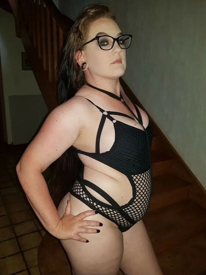 Chubby MILF Amy Leaf - Black swimsuit