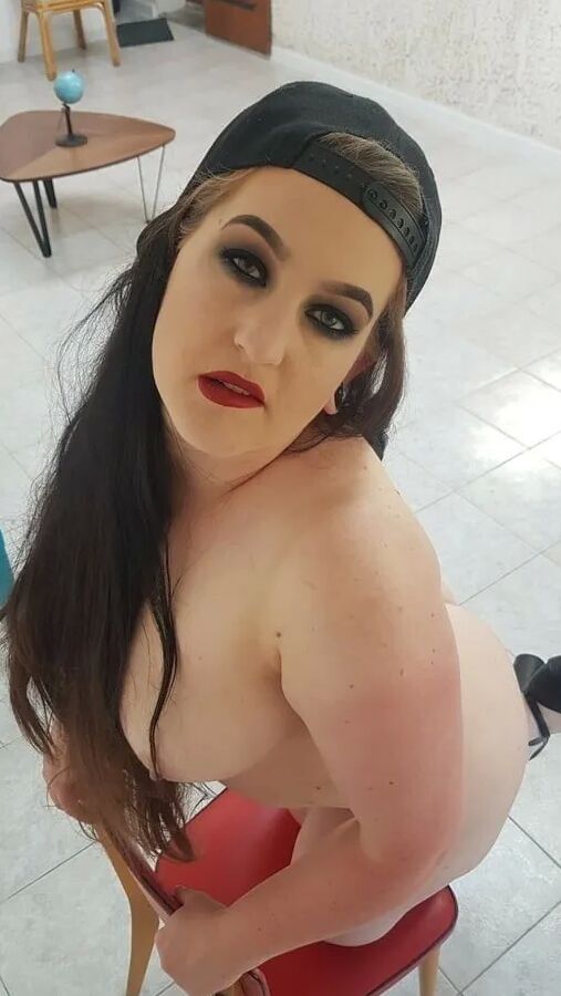 Chubby MILF Amy Leaf- Cool and sexy