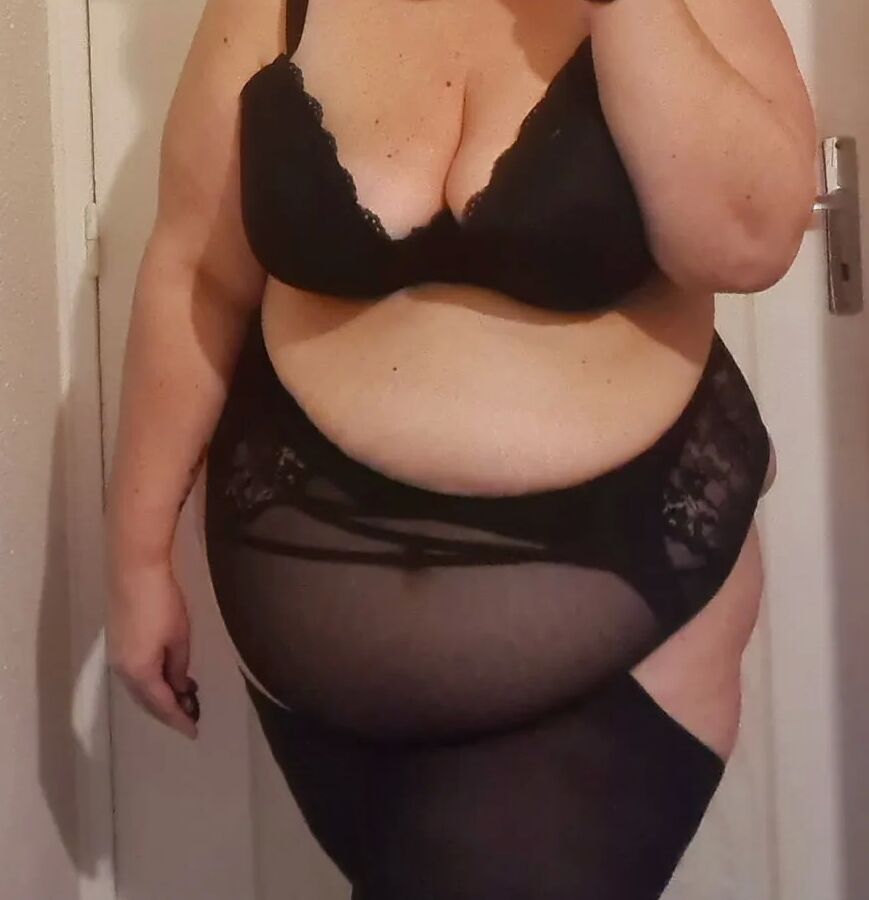 Valerie SsbbW prend la pose 1