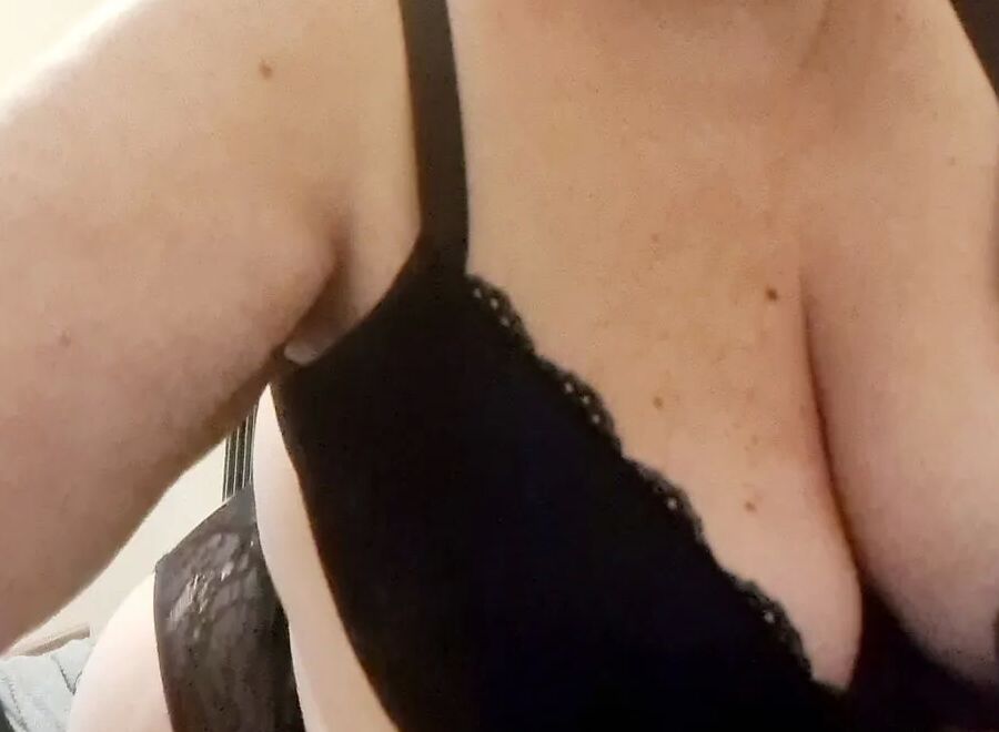 Valerie SsbbW prend la pose 1