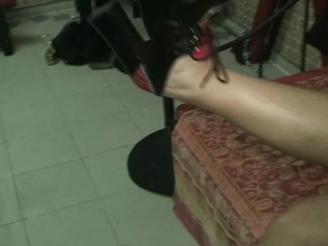Shoe fuck in latex - Outfit