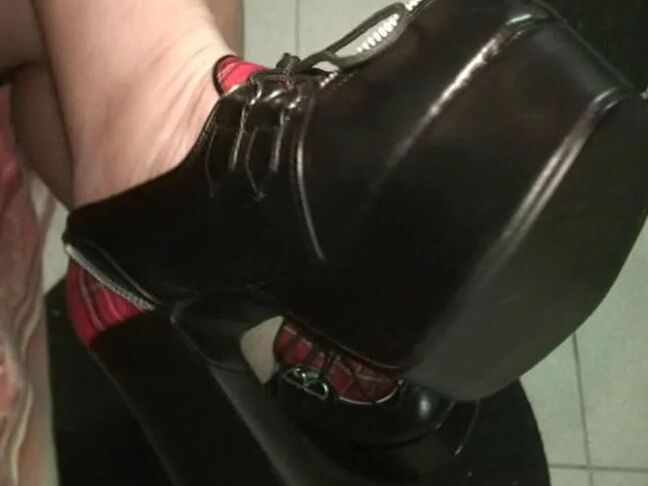 Shoe fuck in latex - Outfit