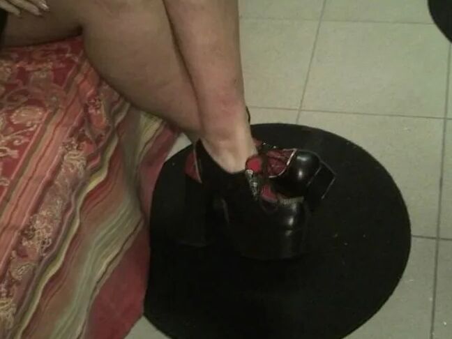 Shoe fuck in latex - Outfit