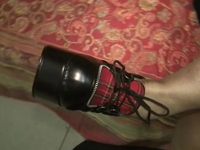 Shoe fuck in latex - Outfit